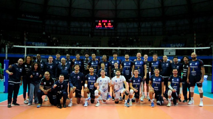 Equipe do Suzano Vôlei reunida na quadra